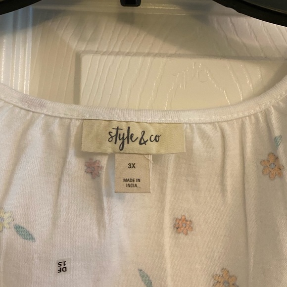 Beautiful white t-shirt with colored details in size 3X. - Picture 4 of 6